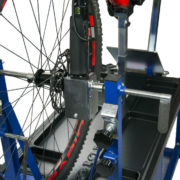 master repaing wokring bench banco riparazione bici